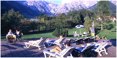 Hotel-Pension Theresia mit Hochkönig im Hintergrund